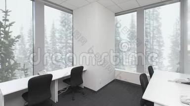 空荡荡的办公室，桌子上有椅子和电话，窗外的森林里下着雪。 背景板，色度键