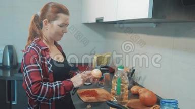 厨房里的女人正在用刀子<strong>清洗</strong>洋葱。 女孩做饭在厨房的概念。 女人在<strong>清洗</strong>蝴蝶结