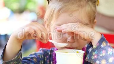 小女孩在夏季公园吃街头<strong>美食</strong>玉米，旅游<strong>美食</strong>概念