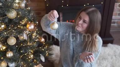 年轻迷人的高加索女人用金球、圣诞夜、圣诞安排、花环和