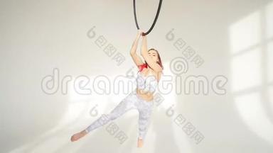 舞蹈和<strong>体操</strong>的概念.. 一位年轻的<strong>美女</strong>，戴着白色背景的天线箍