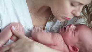 一个新生婴儿在他母亲的怀里哭。 <strong>新生儿</strong>的绞痛。 母亲安抚她哭泣的婴儿。 <strong>新生儿</strong>健康