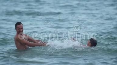 父亲和儿子在海里玩耍跳入水中慢速动作视频