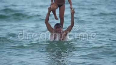 父亲和儿子在海里玩耍跳入水中慢速动作视频