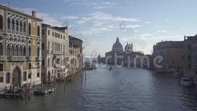 威尼斯大运河，有船只通行和圣玛丽亚致敬