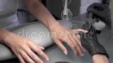 美甲师在美甲沙龙里为下一次修脚准备指甲，画一个特殊的指甲