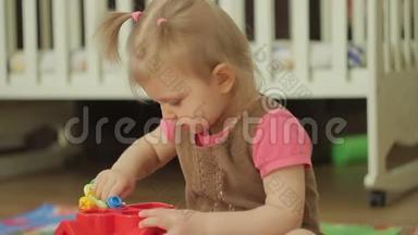 小女孩在家里或幼儿园玩塑料玩具，幼儿智力游戏