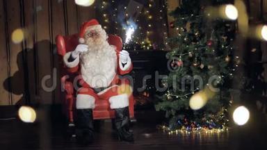 快乐的圣诞老人带着闪闪发光的烟花微笑邀请你参加圣诞派对。 新年庆祝概念。
