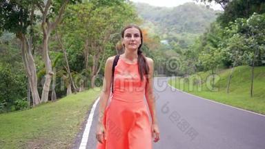 美丽的热带<strong>雨林</strong>，带着一位年轻的女旅行者在进入泰国森林的路上。 女人在<strong>雨林</strong>里散步