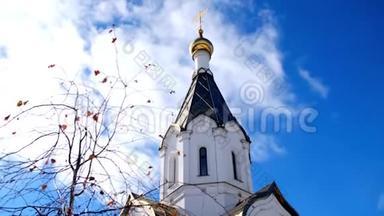 白色教堂，蓝天，金色圆顶。 库存录像。 太阳穴金色穹顶的蓝色景色