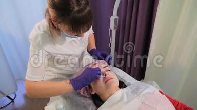 美容师从女人的脸上摘下`面具。 治疗后皮肤发红，刺激。 Bb发光