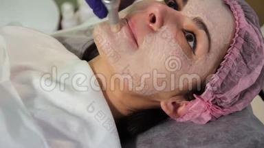 这位年轻女子在手术过程中`了脸。 创新的美容程序。 医疗程序复兴