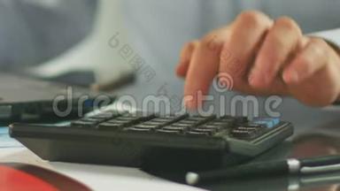 忙碌的经理在计算预算，在笔记本电脑，商业和金钱上工作