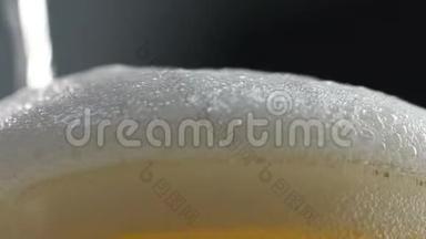 酒保将冰镇啤酒倒入玻璃特写、节日饮料、冷饮中