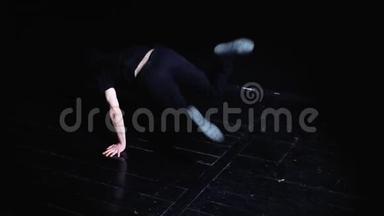 街头舞蹈演员在黑木地板上跳脱衣舞