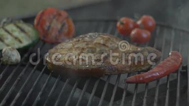 烤鳟鱼红鱼牛排，烤串羊肉在木炭烤架。 烧烤、烧烤、烧烤家庭聚会