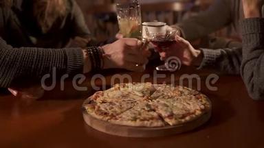 年轻人在咖啡屋里用披萨在盘子上敲打眼镜，特写