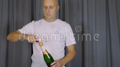 成人卡西亚人在一瓶香槟上点燃一个喷泉。 烟火象征着节日的气氛