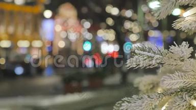 乌拉申纳亚圣诞树，特写。 在背景下，人们正走着。 喜庆的气氛。