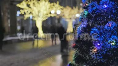 乌拉申纳亚圣诞树，特写。 在背景下，人们正走着。 喜庆的气氛。