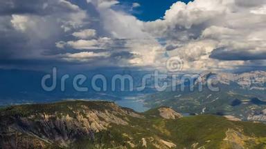 塞雷-庞康湖，萨文斯-莱-拉克和大莫贡峰，在夏天有过云。 法国阿尔卑斯山区
