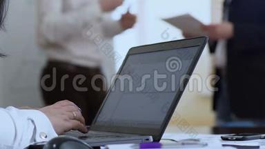 女销售经理在笔记本电脑上打字，回复客户的电子邮件
