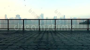 开场白的背景。 景观与瓷砖和芬斯在码头和海滨摩天大楼在夏天。 朦胧的一天