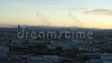 日落时分的空中维也纳天际线。 金色小时蓝色小时