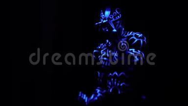 一个身穿霓虹灯图案的强壮的黑人站在镜头前，摆出拳击的姿势，正在缓慢地战斗