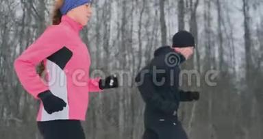 青年男女在冬林晨跑.. 一个穿宽松<strong>夹克</strong>的女人，一个穿黑色<strong>夹克</strong>的男人在跑步