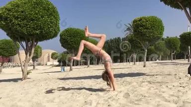 少女在沙滩空滩慢动作表演特技表演