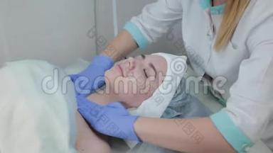 <strong>专业美容师</strong>女士在手术前用湿巾擦脸。