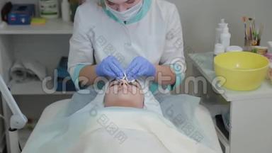 专业美容师女士在手术前用湿巾擦脸。