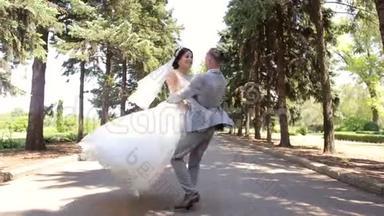 新婚夫妇结婚那天在公园跳华尔兹舞。