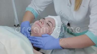 <strong>专业美容师</strong>女士在手术前用湿巾擦脸。