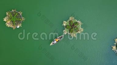 人们在湖边的小船上游泳。 绿<strong>水上</strong>漂浮的花坛.. 在<strong>水上</strong>积极休息。 空中景观