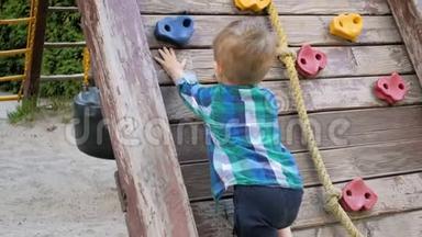 儿童在公园操场上试图爬木墙的慢动作视频