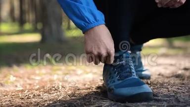 在森林里<strong>奔跑的人</strong>。 鞋子特写拍摄.. 在森林道路上<strong>奔跑的</strong>腿