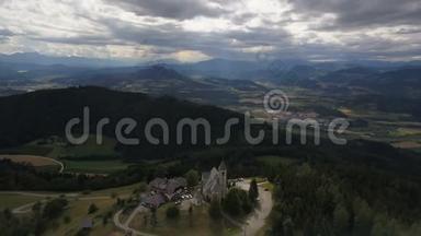 在山上的古教会周围飞行。 奥地利卡林西亚马格达伦斯堡的真实景色。 美丽的山脉