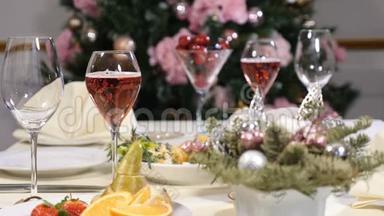 餐厅概念。 新年和圣诞大餐桌。 香槟泡在玻璃里。 切片水果盘，奶酪