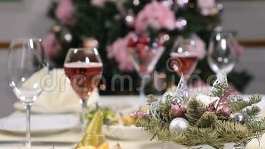 餐厅概念。 新年和圣诞大餐桌。 香槟泡在玻璃里。 切片水果盘，奶酪