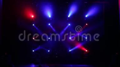 许多聚光灯在音乐会上用雾照亮舞台。舞台灯光。