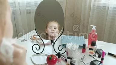红头发的小女孩照镜子，用湿巾清洁面部皮肤，化妆，面部，时尚，风格