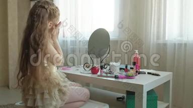 红头发的小女孩照镜子，用湿巾清洁面部皮肤，化妆，面部，时尚，风格