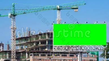 建筑工地和绿色大广告牌