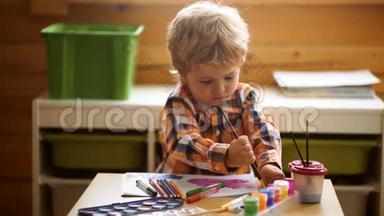 创意孩子幼儿在家画画.. 幼儿在幼儿园玩耍.. 儿童创意教育理念、儿童学习