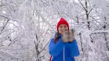 女人在玩-她把雪扔起来，雪落在她身上。 晴朗晴朗的霜冻天气