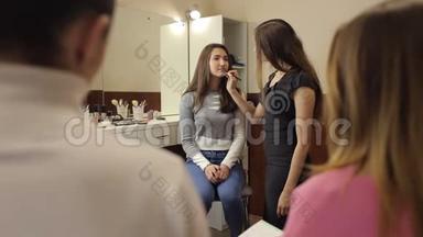 女孩教学生化妆的技巧。