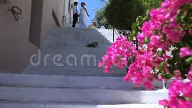 新娘和新郎站在街上的楼梯上。 <strong>结婚纪念</strong>日。 新婚夫妇的合影