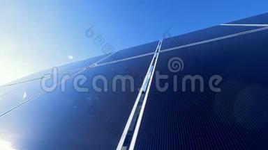 太阳能电池板收集太阳光。 太阳光从太阳能电池面板反射出来